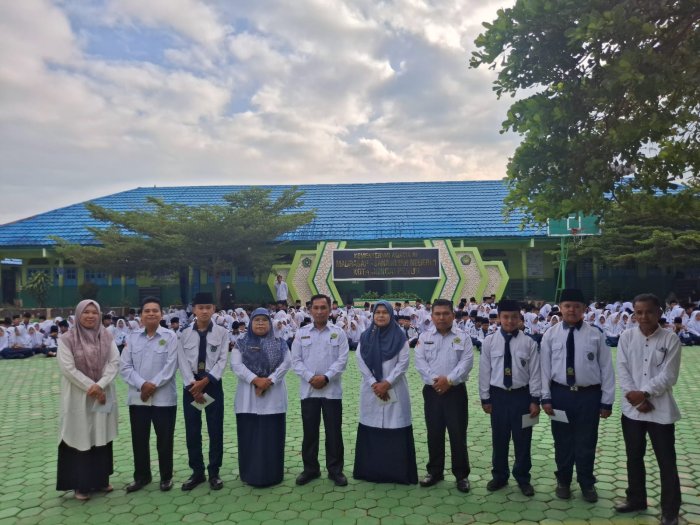 MTsN 1 Kota Sungai Penuh Beri Penghargaan kepada Siswa Berprestasi