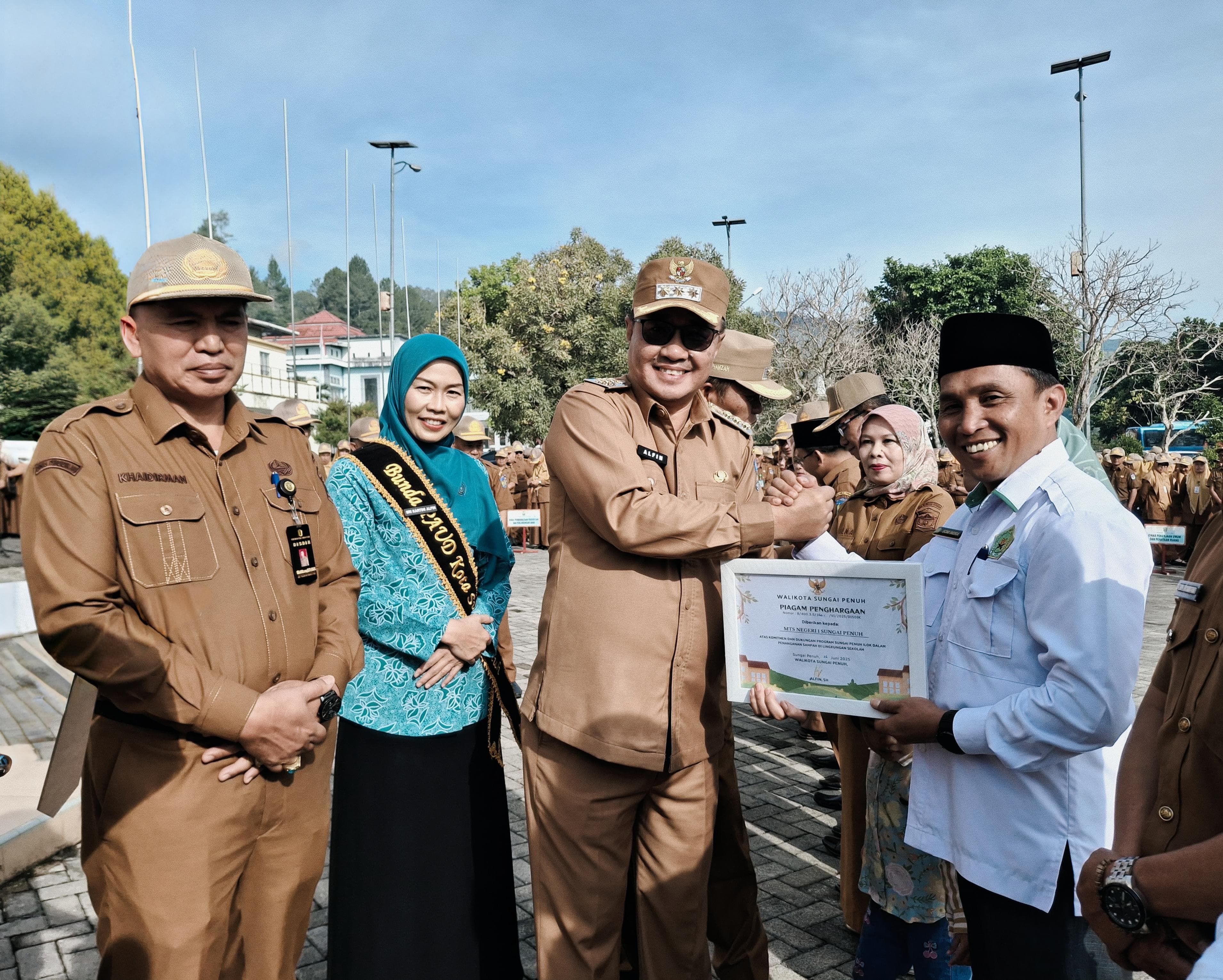MTsN 1 Kota Sungai Penuh Raih Penghargaan Wali Kota atas Aksi Peduli Lingkungan 