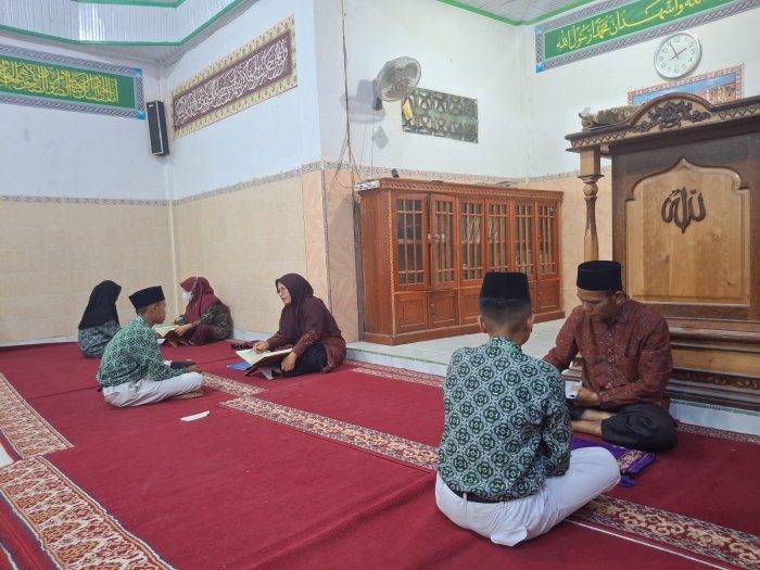 Siswa Semangat Setor Hafalan dalam Kegiatan Tahfidz Al-Quran