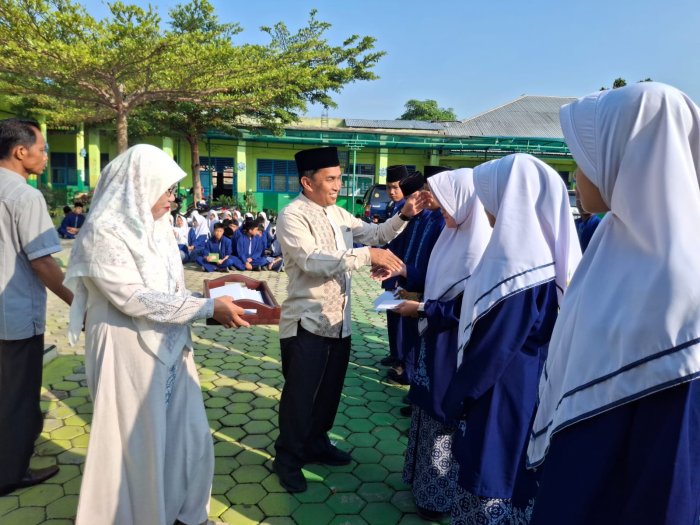 MTsN 1 Kota Sungai Penuh Berbagi Santunan di Bulan Suci Ramadhan