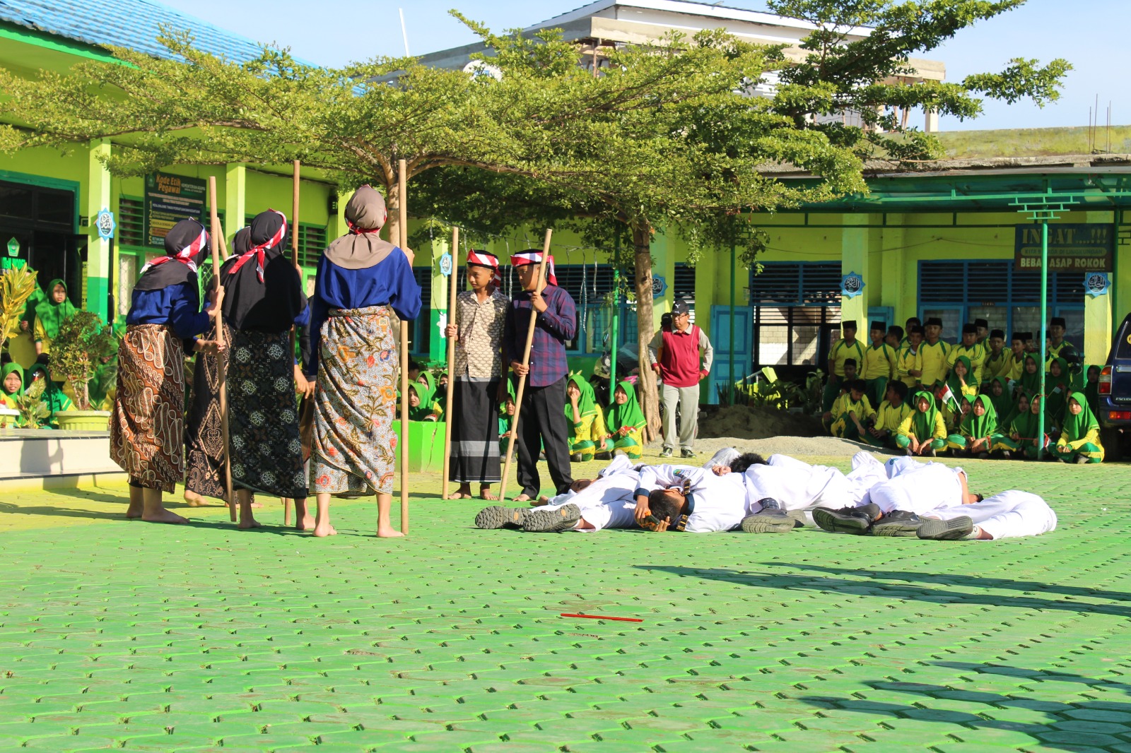 PENAMPILAN DRAMA BERTEMA KEMERDEKAAN MERIAHKAN PERINGATAN HUT RI KE-80 DI MTsN 1 KOTA SUNGAI PENUH