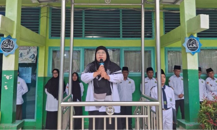Pembina Upacara Sampaikan Motivasi Semangat Belajar kepada Siswa