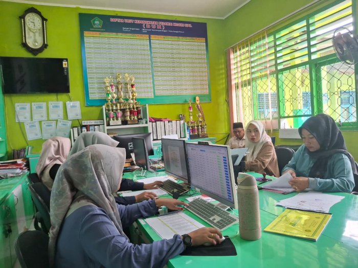 Tenaga Kependidikan MTsN 1 Kota Sungai Penuh Tunjukkan Pelayanan Berkualitas.