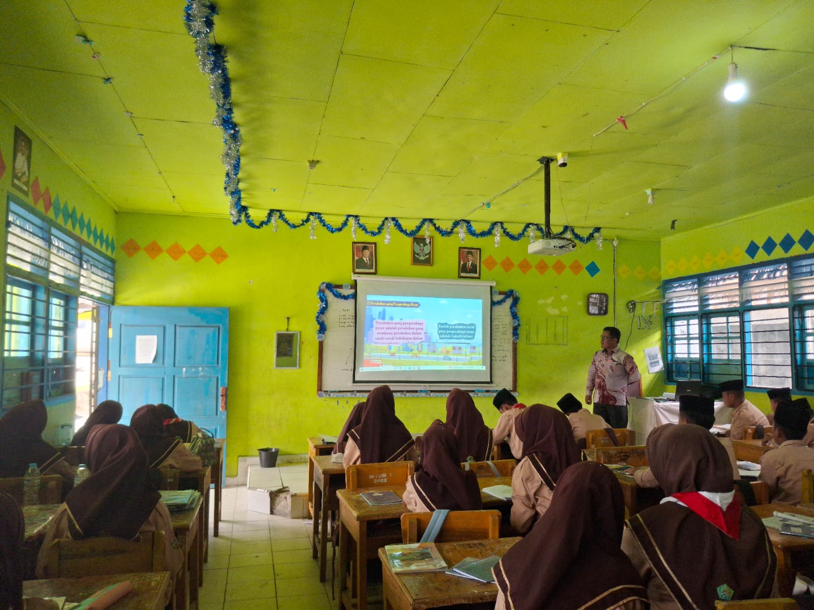 TENAGA PENDIDIK  MTsN 1 KOTA SUNGAI PENUH GUNAKAN MEDIA PEMBELAJARAN DIGITAL