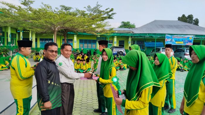 Kepala MTsN 1 Kota Sungai Penuh Serahkan Hadiah Pemenang Lomba Peringatan Isra Miraj Nabi Muhammad SAW