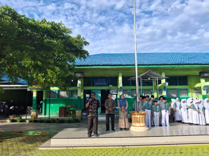 Wakil Kepala Bidang Akademik Berikan Arahan Pada Apel Kedisiplinan Wakil Kepala Bidang Akademik Berikan Arahan Pada Apel Kedisiplinan