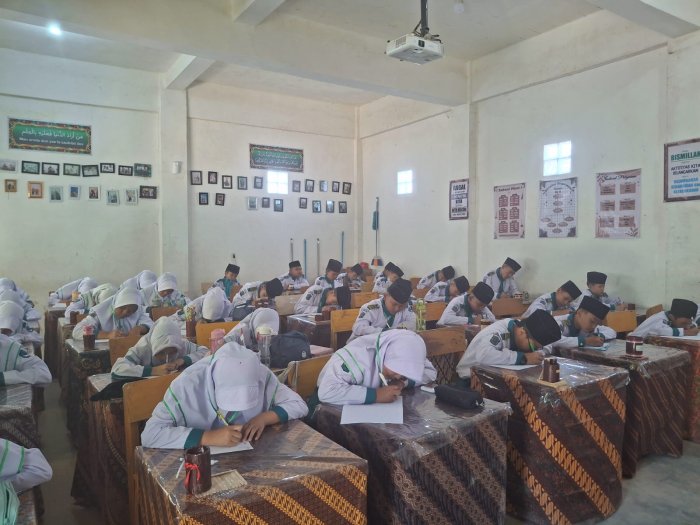 Hari Pertama Penilaian Tengah Semester di MTsN 1 Kota Sungai Penuh Berlangsung Tertib dan Lancar Hari Pertama Penilaian Tengah Semester di MTsN 1 Kota Sungai Penuh Berlangsung Tertib dan Lancar