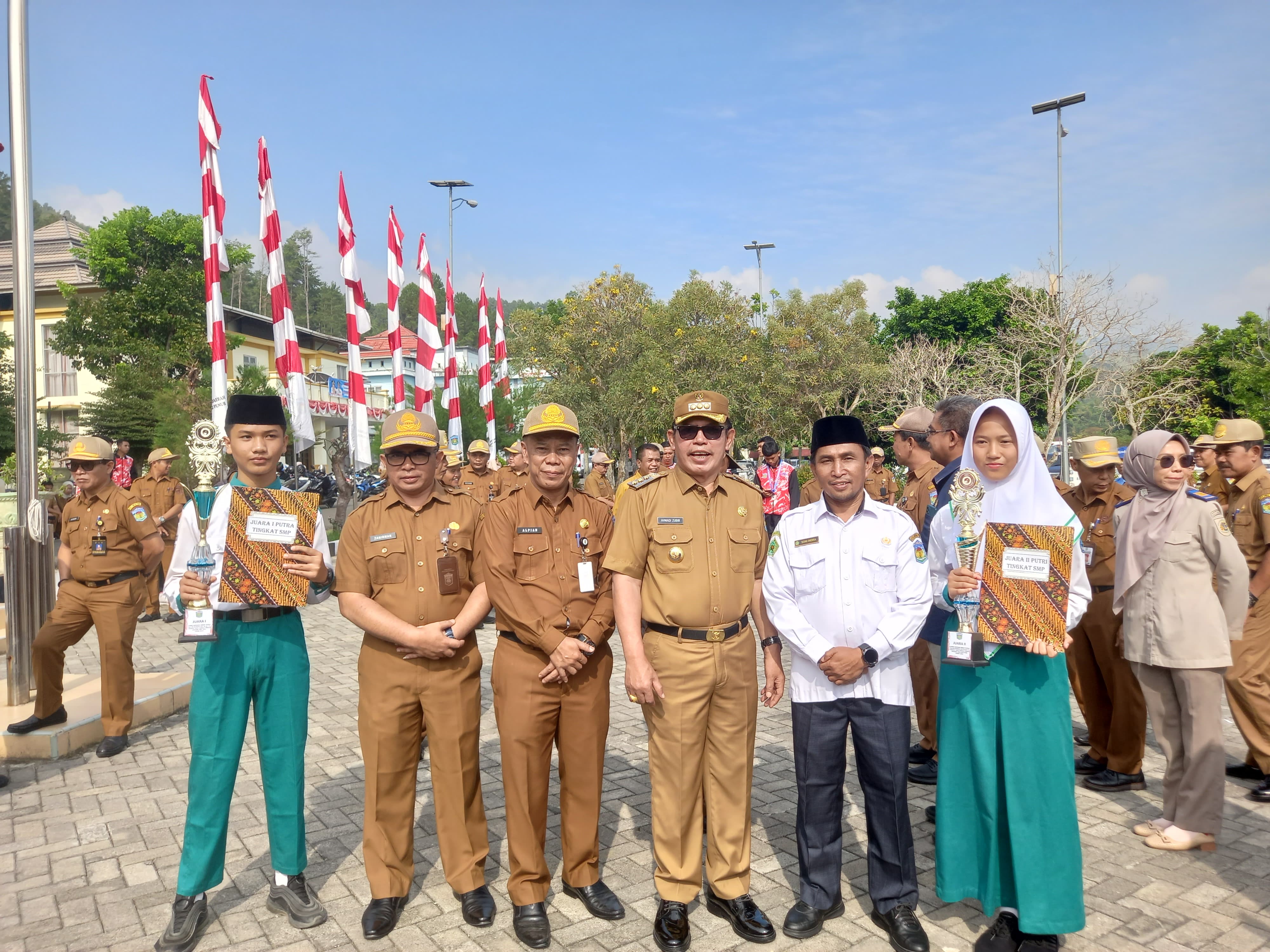 MTsN 1 Kota Sungai Penuh Raih Juara Lomba Barisan Indah Putra dan Putri