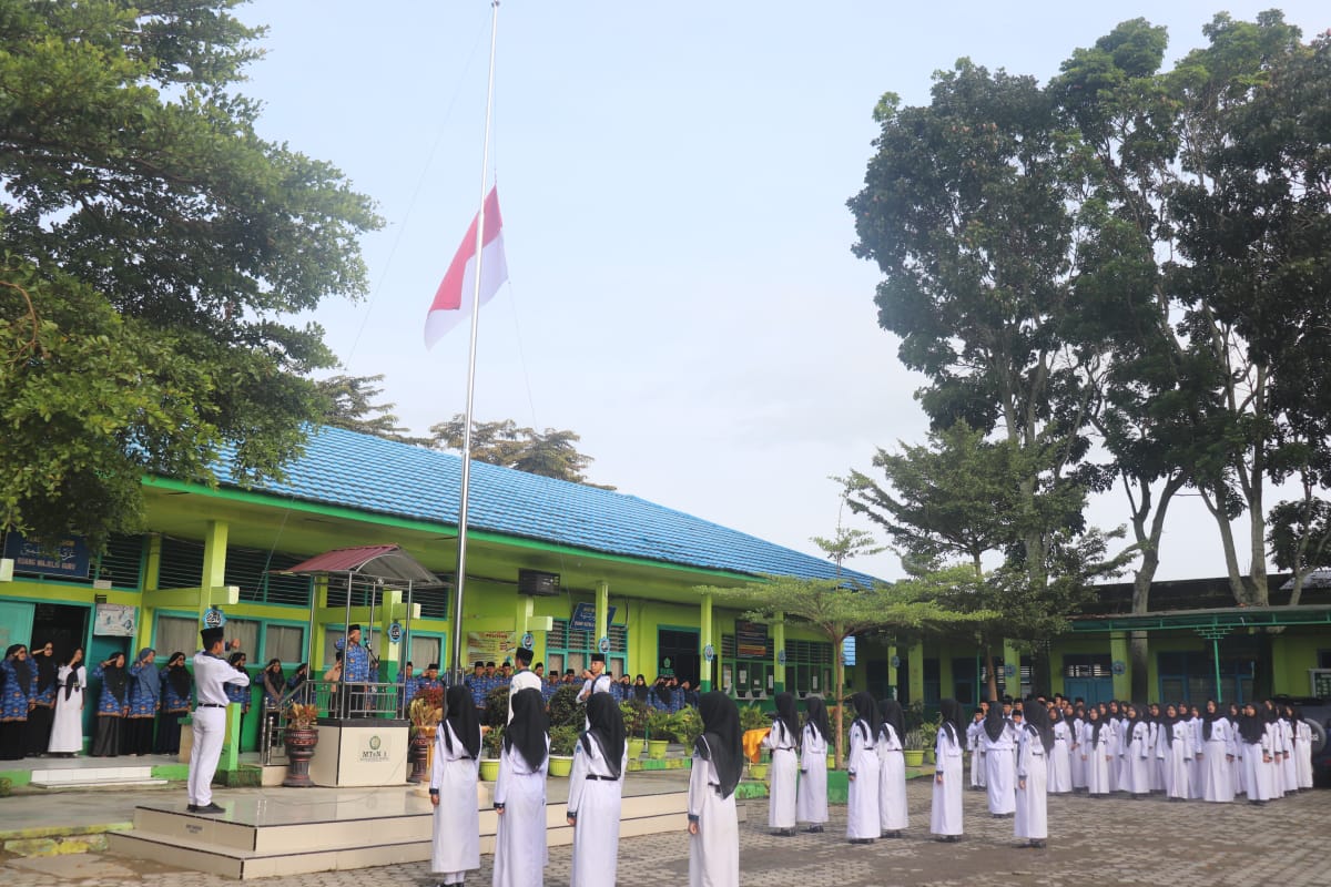 MTsN 1 Kota Sungai Penuh Melaksanakan Upacara Peringatan Hari Lahir Pancasila 1 Juni 2024