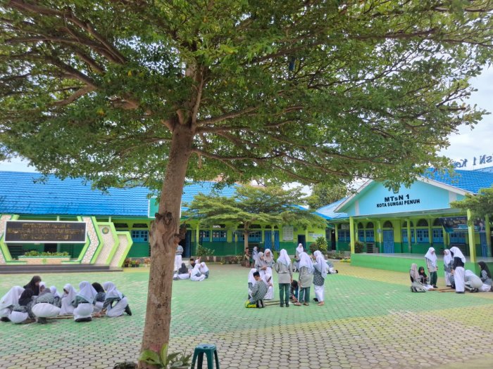 Latihan PMR MTsN 1 Kota Sungai Penuh: Siswa Dibekali Keterampilan Pembuatan Tandu