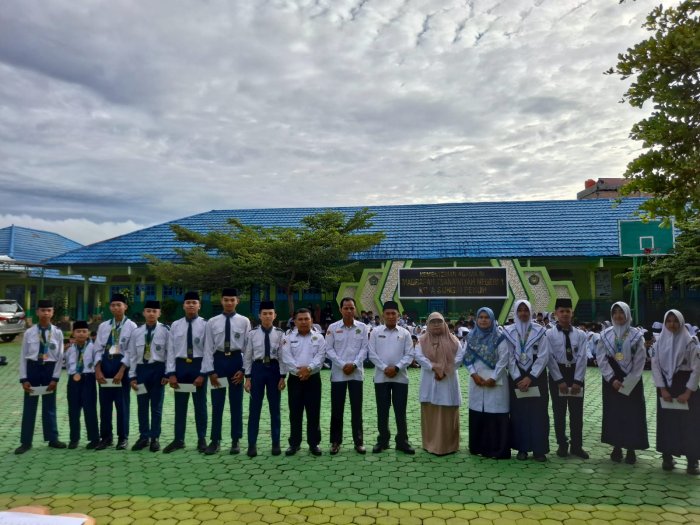 MTsN 1 Kota Sungai Penuh  Beri Pengahargaan Kepada 17 Siswa Berprestasi