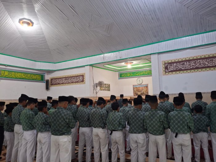 Sholat Dzuhur Berjamaah Warnai Kegiatan Harian di MTsN 1 Kota Sungai Penuh