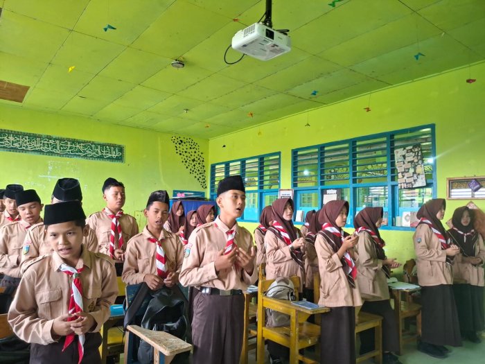 Siswa MTsN 1 Kota Sungai Penuh Awali Pembelajaran dengan Doa Siswa MTsN 1 Kota Sungai Penuh Awali Pembelajaran dengan Doa
