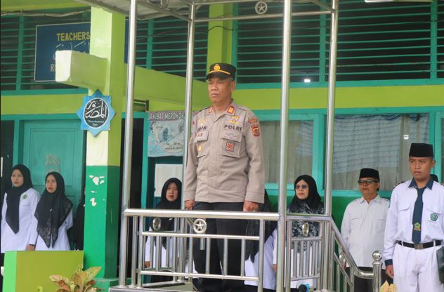 MTsN 1 Kota Sungai Penuh Gelar Upacara Bendera Bersama Kasat Binmas Polres Kerinci