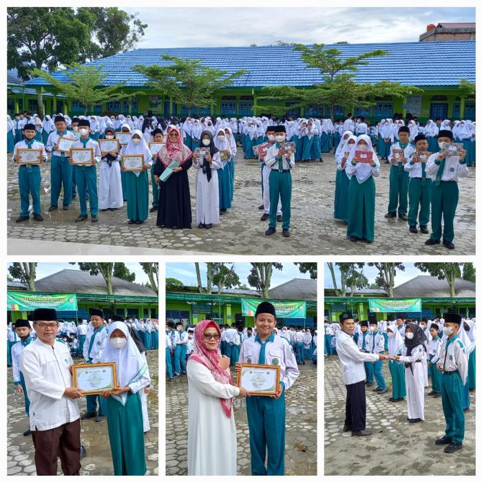 Penyerahan Hadiah Peserta Lomba Pada Peringatan Maulid Nabi Muhammad SAW