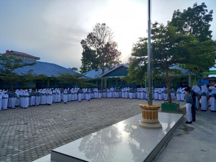 SISWA ANTUSIAS SAMBUT HARI PERTAMA MASUK MADRASAH
