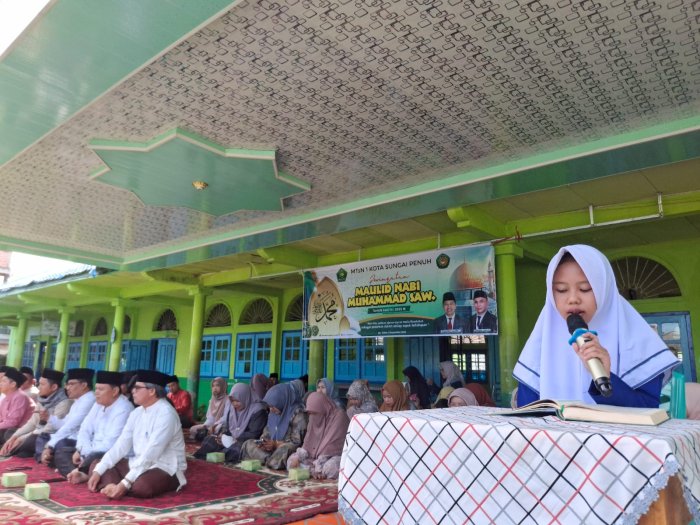 Lantunan Ayat Suci Al-Qur-an Merdu Warnai Peringatan Maulid di MTsN 1 Kota Sungai Penuh