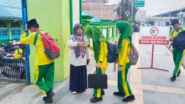Senyum dan Semangat Pagi: Guru Piket MTsN 1 Kota Sungai Penuh Sambut Kedatangan Siswa Senyum dan Semangat Pagi: Guru Piket MTsN 1 Kota Sungai Penuh Sambut Kedatangan Siswa