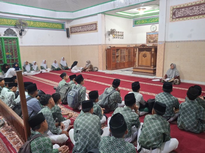 Siswa Semangat Mengikuti Kegiatan Tahfidz Al=Quran Mingguan di MTsN 1 Kota Sungai Penuh