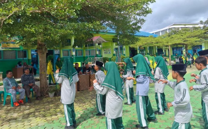 Siswa MTsN 1 Kota Sungai Penuh Tunjukkan Kreativitas Pada Lomba Senam Kreasi Pada Kegiatan Class Meeting.