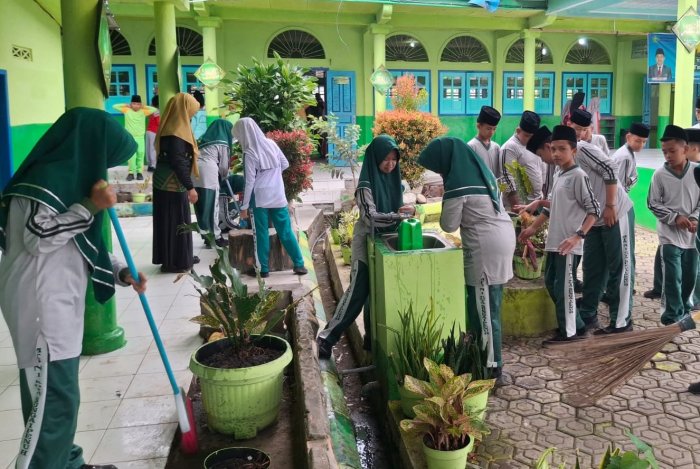 Semangat Kebersamaan Warnai Gotong Royong Awal Tahun Pelajaran di MTsN 1 Kota Sungai Penuh