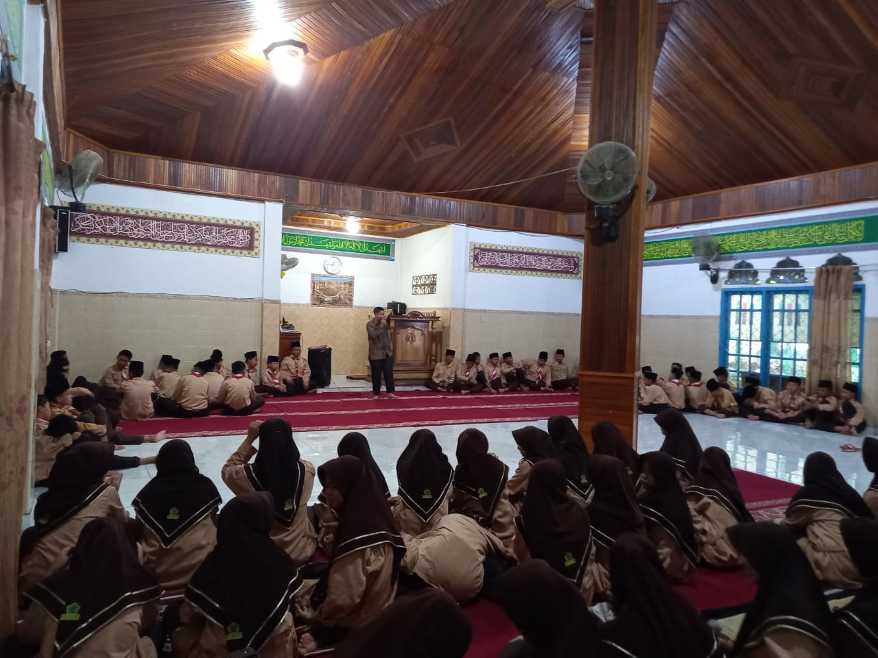 Usai Sholat Dzuhur Berjamaah Siswa MTsN 1 Kota Sungai Penuh Mendengarkan Kultum 