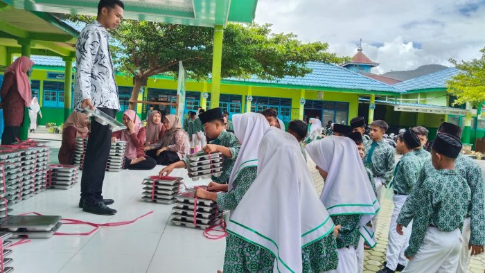 Merajut Ketertiban dan Kebersamaan dalam Kegiatan MBG di MTsN 1 Kota Sungai Penuh