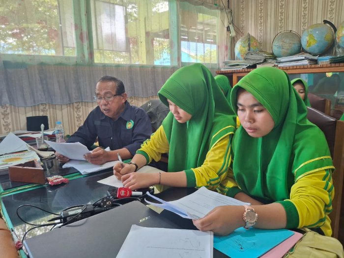 Siswa MTsN 1 Kota Sungai Penuh Giat Dalami Soal IPA Jelang OMI Tahun 2025