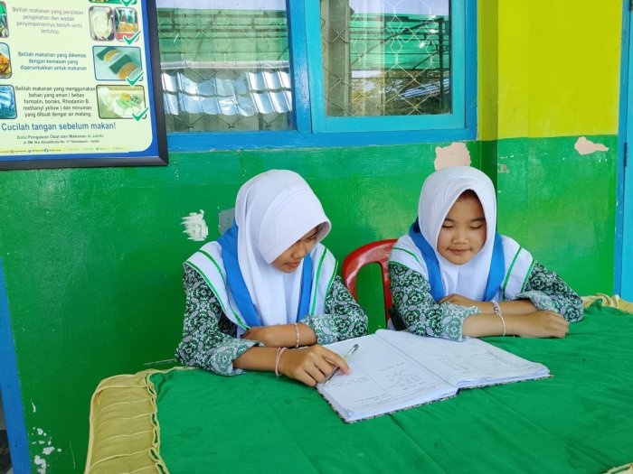Petugas Piket UKM MTsN 1 Kota Sungai Penuh Laksanakan Tugas dengan Sigap, Bantu Siswa yang Membutuhkan Perawatan