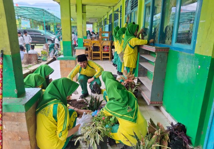 Gotong Royong Warga Madrasah dalam Menyambut Bulan Suci Ramadhan