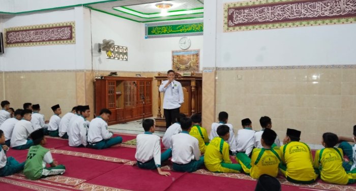 Sholat Berjamaah Zuhur di Musholla Nurul Ikhlas MTsN 1 Sungai Penuh di Awali Dengan Kultum