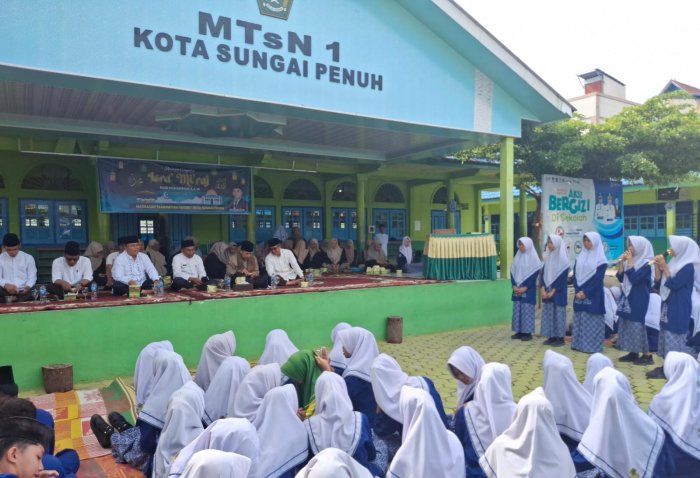Pembacaan Asmaul Husna Warnai Peringatan Isra Mikraj Nabi Muhammad SAW di MTsN 1 Kota Sungai Penuh
