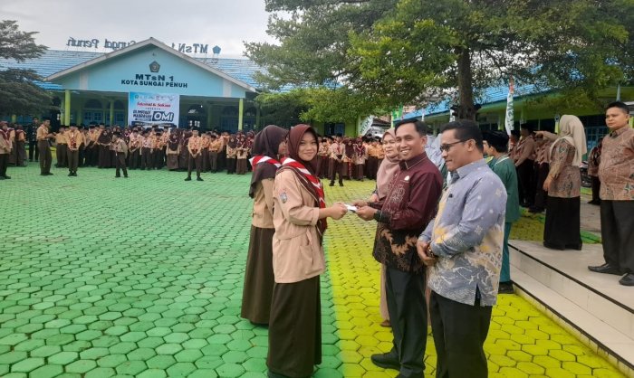 MTsN 1 Kota Sungai Penuh Berikan Penghargaan Kepada Siswa Berprestasi