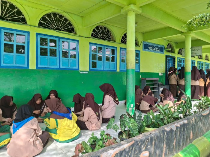 Suasana Ceria Warnai Latihan Rutin PMR MTsN 1 Kota Sungai Penuh