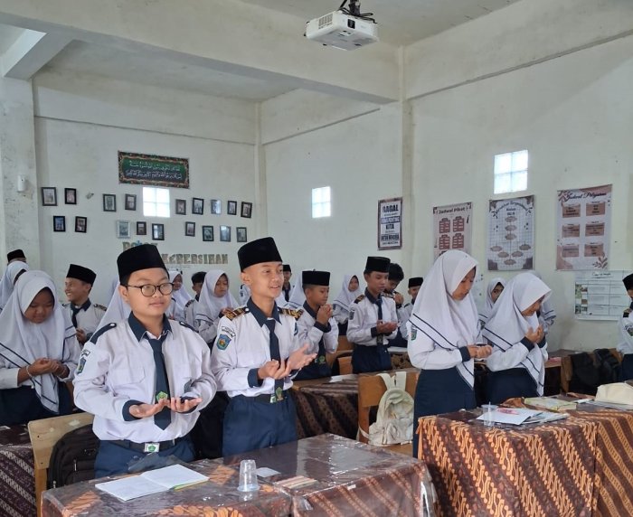 Siswa MTsN 1 Kota Sungai Penuh Mulai Pembelajaran dengan Doa untuk Tingkatkan Semangat Belajar