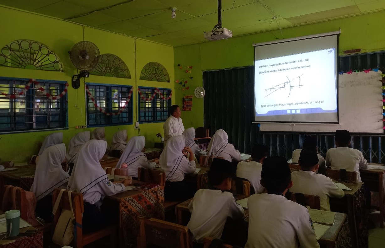 PEMANFAATAN MEDIA PEMBELAJARAN BERBASIS IT DI MTSN 1 KOTA SUNGAI PENUH