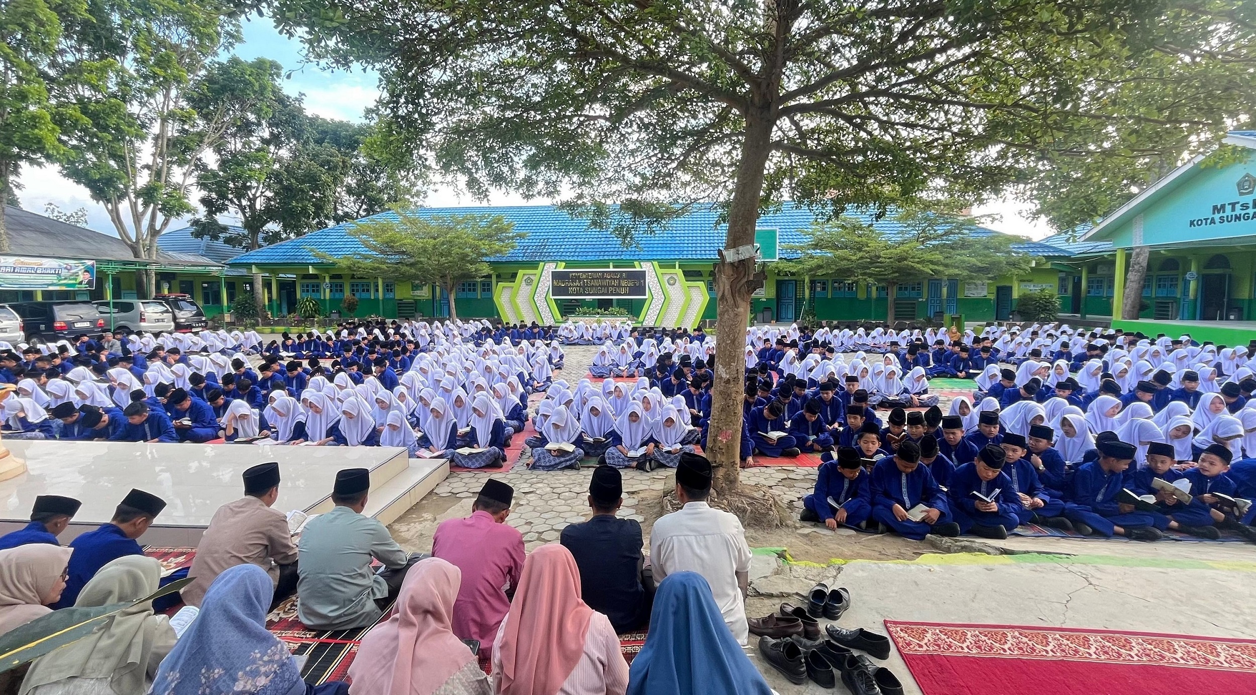 PEMBACAAN ASMAUL HUSNA PADA PAGI JU'MAT DI MTsN 1 KOTA SUNGAI PENUH