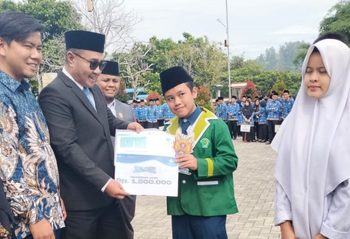 Wali Kota Sungai Penuh Berikan Penghargaan kepada Siswa MTsN 1 yang Raih Prestasi di Oyisi Juara Excellent Competition