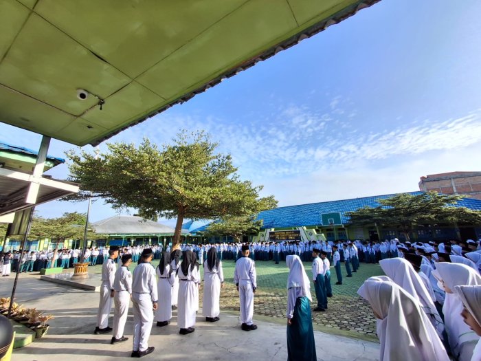 Upacara Bendera Awali Kegiatan Semester Genap Tahun Pelajaran 2025/2026 di MTsN 1 Kota Sungai Penuh