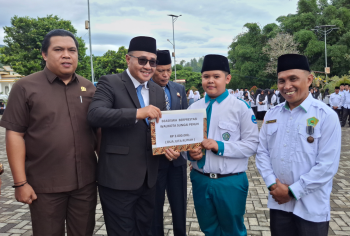 Wali Kota Sungai Penuh Berikan Penghargaan kepada Siswa MTsN 1 Kota Sungai Penuh Peraih Medali Perak OMI Nasional 2025