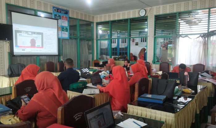 Guru Matematika, Bahasa Inggris, dan Bahasa Arab MTsN 1 Kota Sungai Penuh Mengikuti Sosialisasi Alef Education
