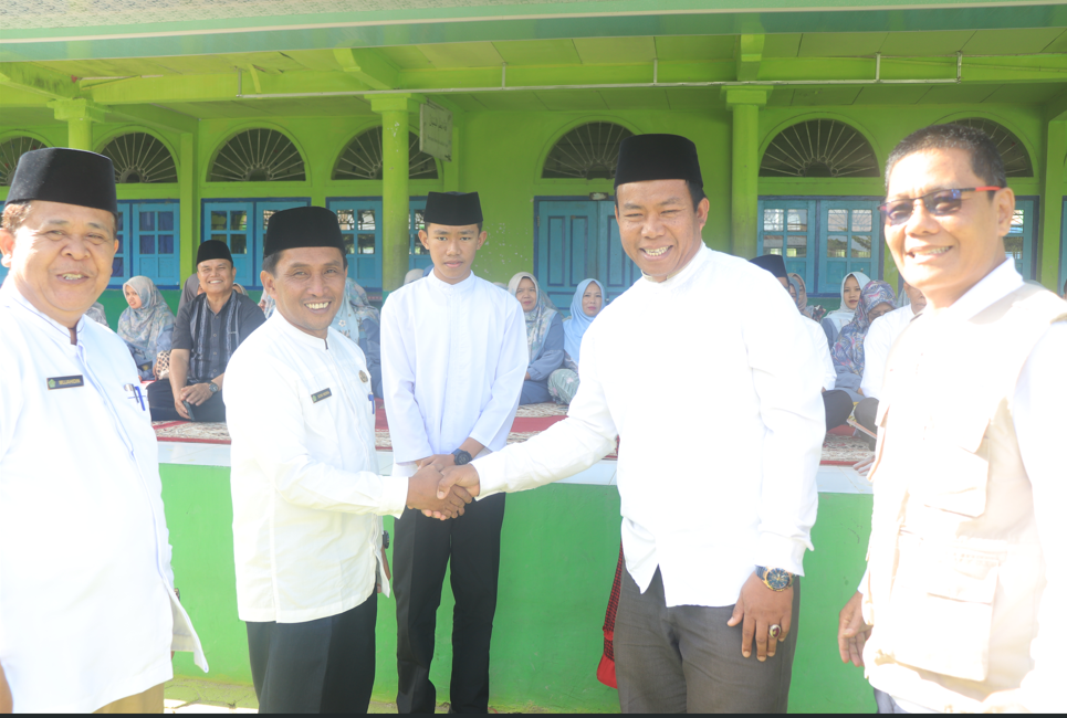 Penyerahan Peserta Didik Baru Dari Orang Tua/Wali ke MTsN 1 Kota Sungai Penuh.