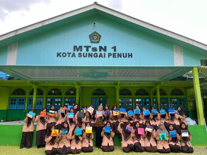 PIK-R MTsN 1 Kota Sungai Penuh Peringati Hari Kesehatan Mental Sedunia Melalui Kegiatan Melukis