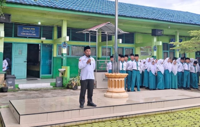 Kepala MTsN 1 Kota Sungai Penuh Berikan Arahan Sebelum Kegiatan Pembelajaran di Bulan Suci Ramadhan