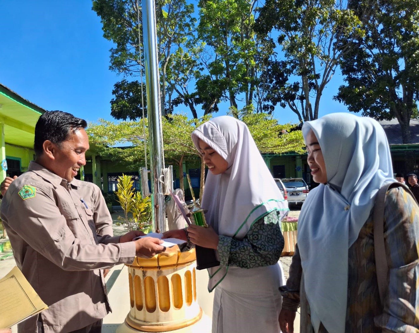 Penyerahan Laporan Hasil Belajar Semester Genap Tahun Pelajaran 2024/2025 di MTsN 1 Kota Sungai Penuh 