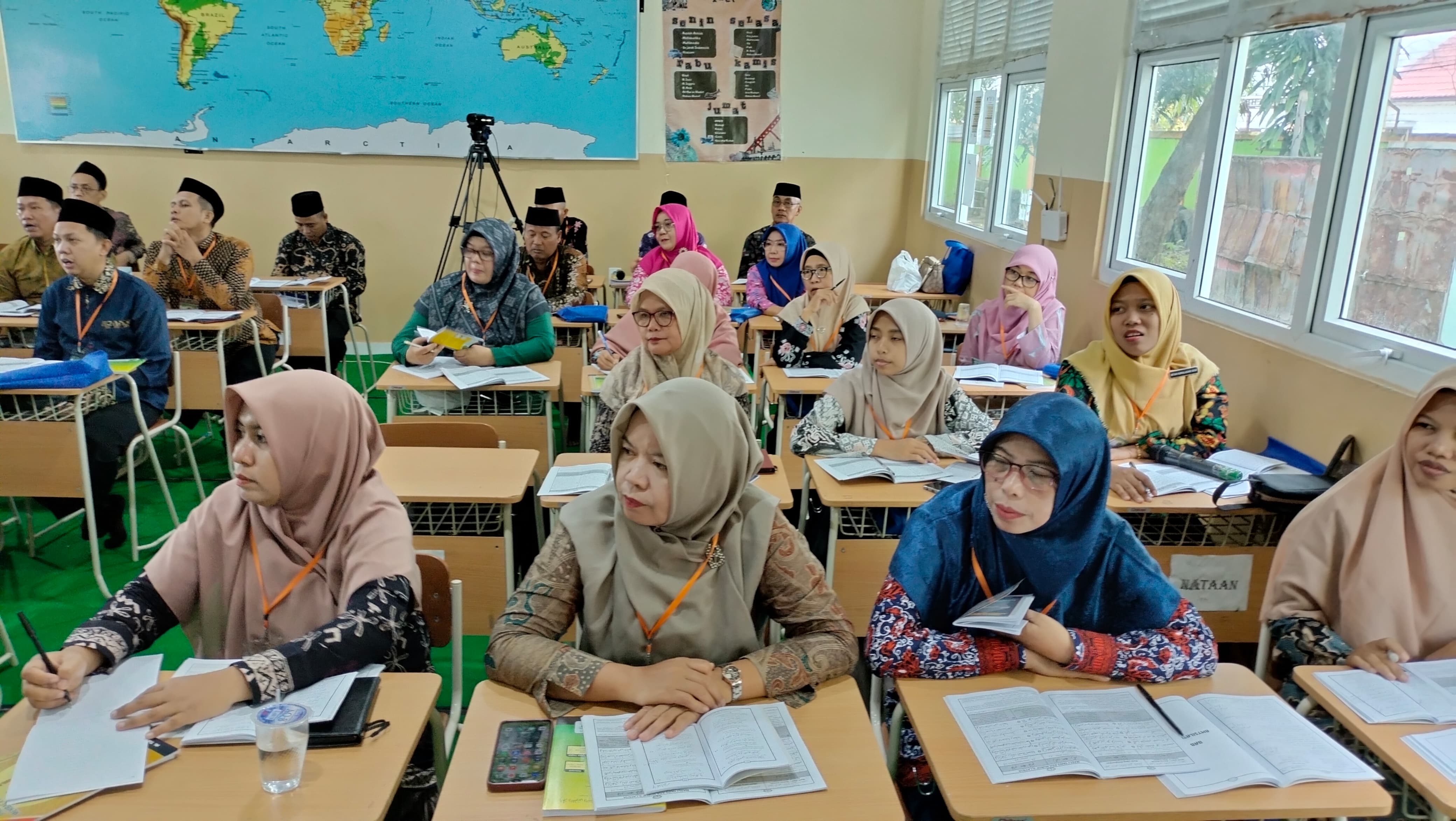 GURU BIDANG STUDI BAHASA ARAB MTsN 1 KOTA SUNGAI PENUH MENGIKUTI TOT ( TRAINING OF TRAINER ) CARA CEPAT MEMBACA KITAB KUNING