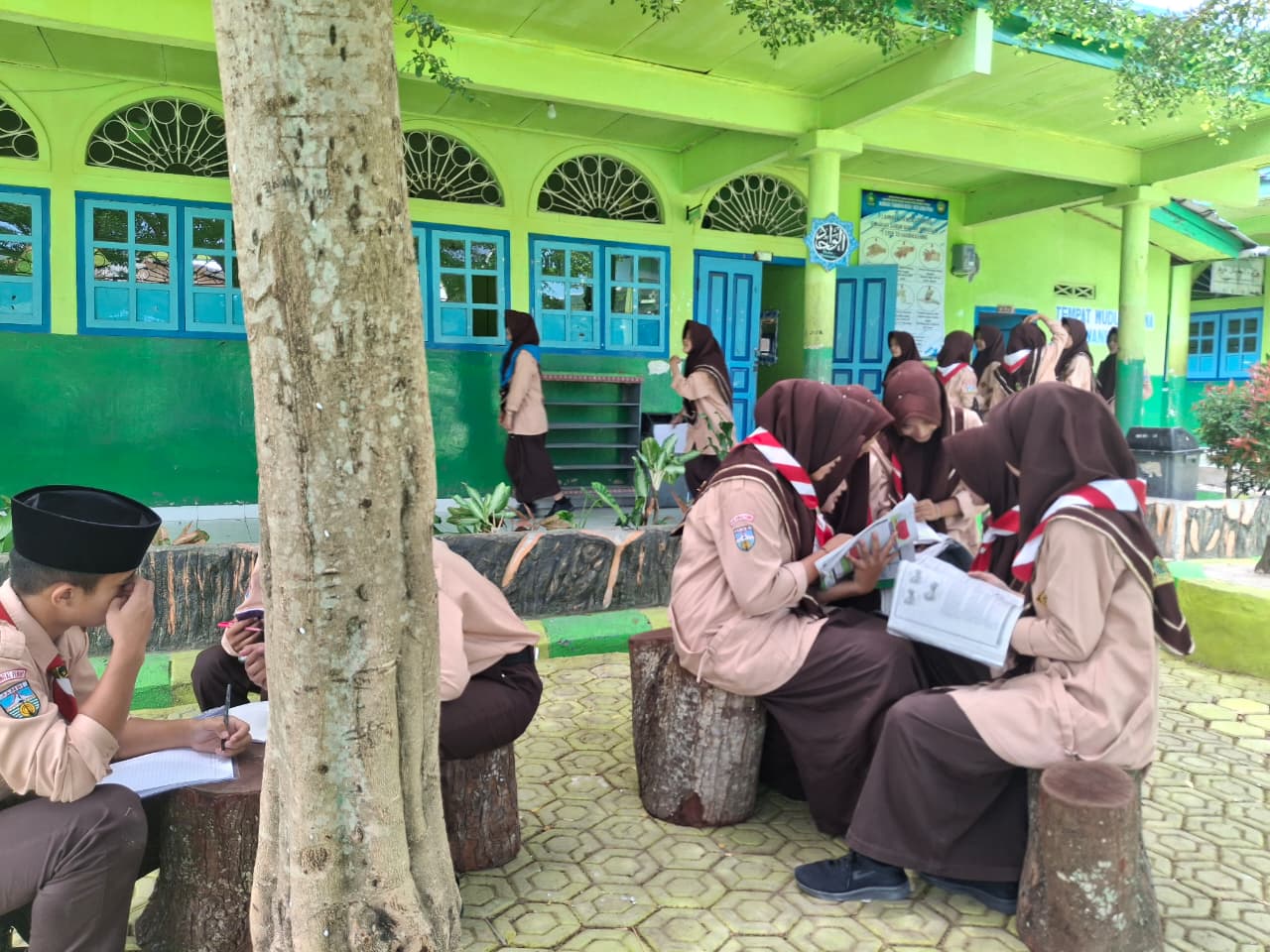 SISWA MTsN 1 KOTA SUNGAI PENUH MANFAATKAN WAKTU ISTIRAHAT UNTUK MEMBACA BUKU 