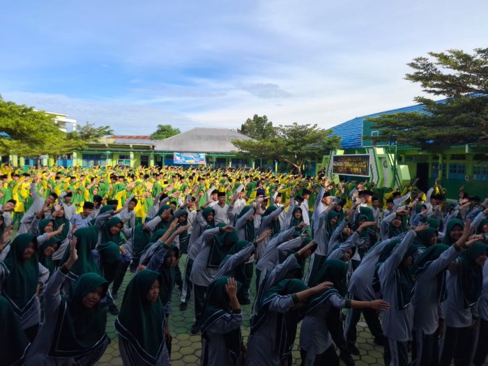 Senam Bersama Sebagai Wujud Semangat Sehat Warga MTsN 1 Kota Sungai Penuh