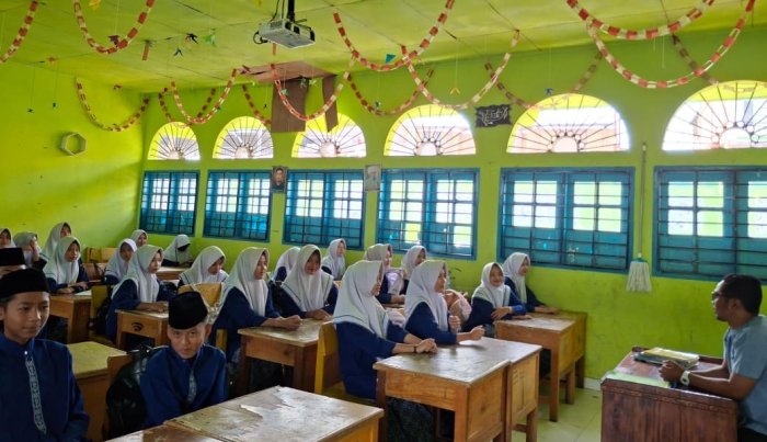 Pembinaan Rutin Wali Kelas di MTsN 1 Kota Sungai Penuh Setiap Jumat Pagi