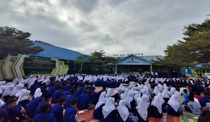 Peringatan Maulid Nabi Muhammad SAW di MTsN 1 Kota Sungai Penuh Berlangsung Khidmat